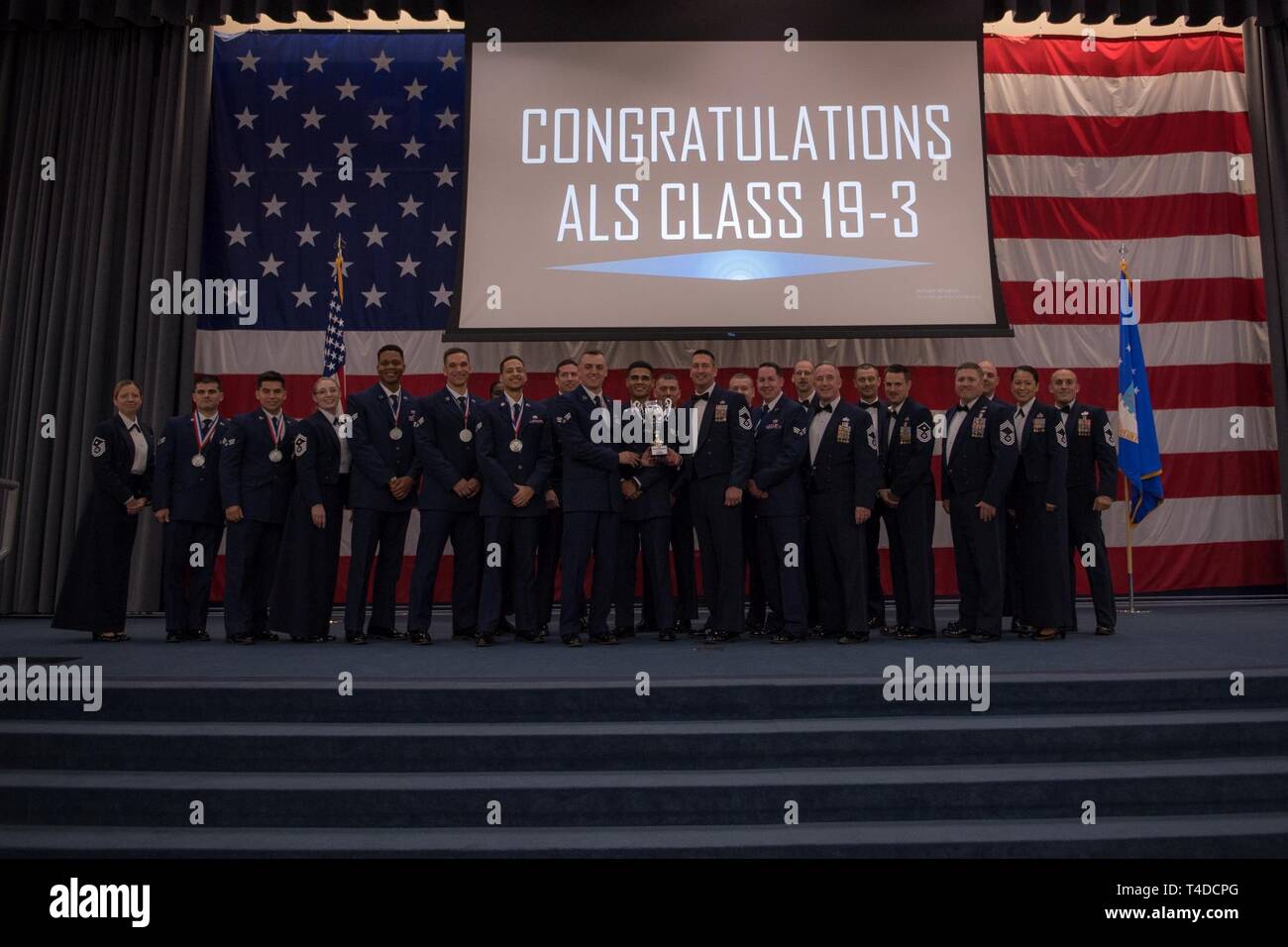 Avieri dalla classe 19-3 sono riconosciuti per il loro completamento di Airman Leadership School durante una cerimonia di laurea a Barksdale Air Force Base, La., Marzo 21, 2019. Foto Stock