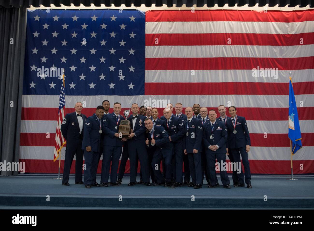 Avieri dalla classe 19-3 sono riconosciuti per il loro completamento di Airman Leadership School durante una cerimonia di laurea a Barksdale Air Force Base, La., Marzo 21, 2019. Foto Stock