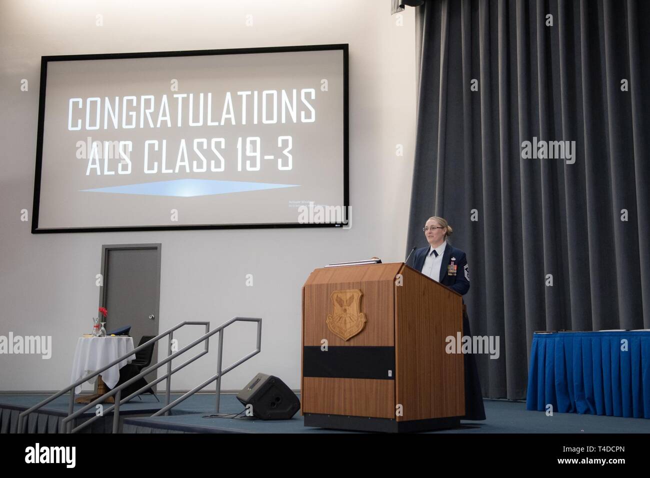 Avieri dalla classe 19-3 sono riconosciuti per il loro completamento di Airman Leadership School durante una cerimonia di laurea a Barksdale Air Force Base, La., Marzo 21, 2019. Foto Stock