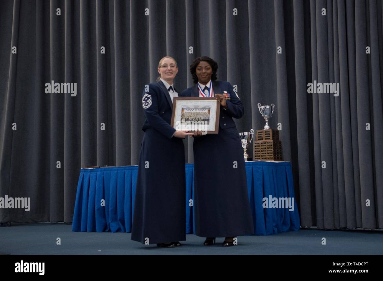 Avieri dalla classe 19-3 sono riconosciuti per il loro completamento di Airman Leadership School durante una cerimonia di laurea a Barksdale Air Force Base, La., Marzo 21, 2019. Foto Stock