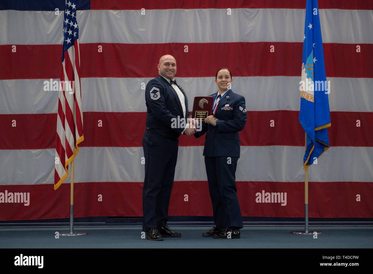 Avieri dalla classe 19-3 sono riconosciuti per il loro completamento di Airman Leadership School durante una cerimonia di laurea a Barksdale Air Force Base, La., Marzo 21, 2019. Foto Stock