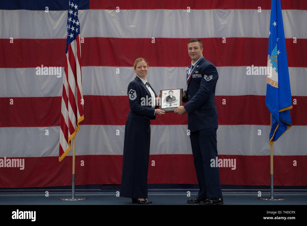 Avieri dalla classe 19-3 sono riconosciuti per il loro completamento di Airman Leadership School durante una cerimonia di laurea a Barksdale Air Force Base, La., Marzo 21, 2019. Foto Stock