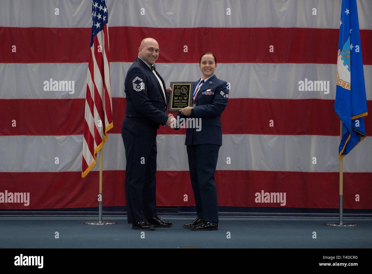 Avieri dalla classe 19-3 sono riconosciuti per il loro completamento di Airman Leadership School durante una cerimonia di laurea a Barksdale Air Force Base, La., Marzo 21, 2019. Foto Stock
