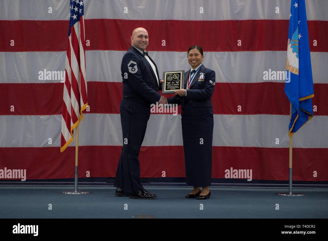 Avieri dalla classe 19-3 sono riconosciuti per il loro completamento di Airman Leadership School durante una cerimonia di laurea a Barksdale Air Force Base, La., Marzo 21, 2019. Foto Stock