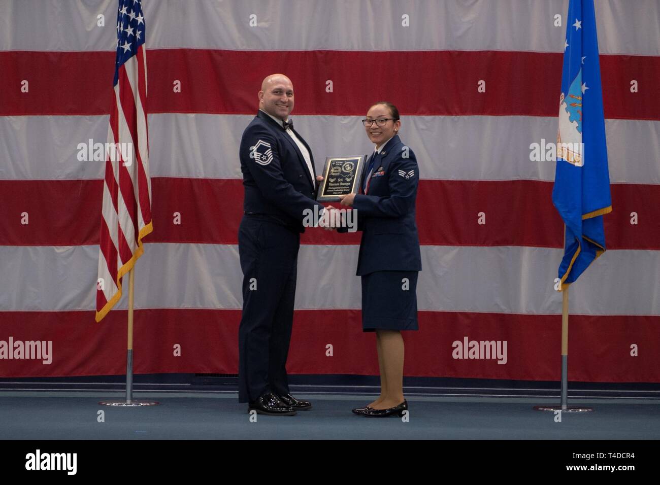 Avieri dalla classe 19-3 sono riconosciuti per il loro completamento di Airman Leadership School durante una cerimonia di laurea a Barksdale Air Force Base, La., Marzo 21, 2019. Foto Stock