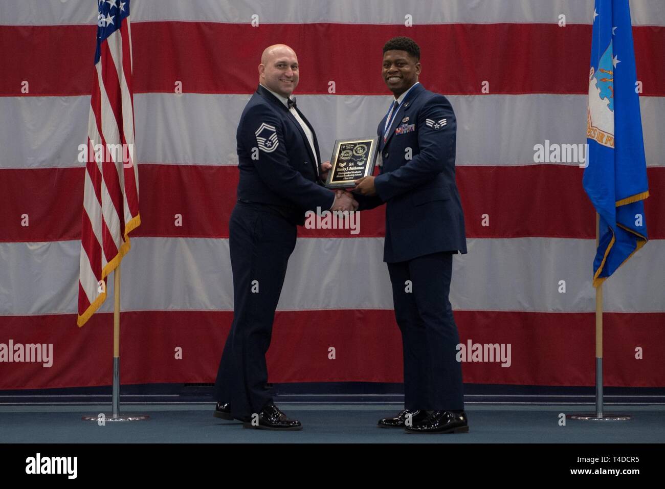 Avieri dalla classe 19-3 sono riconosciuti per il loro completamento di Airman Leadership School durante una cerimonia di laurea a Barksdale Air Force Base, La., Marzo 21, 2019. Foto Stock