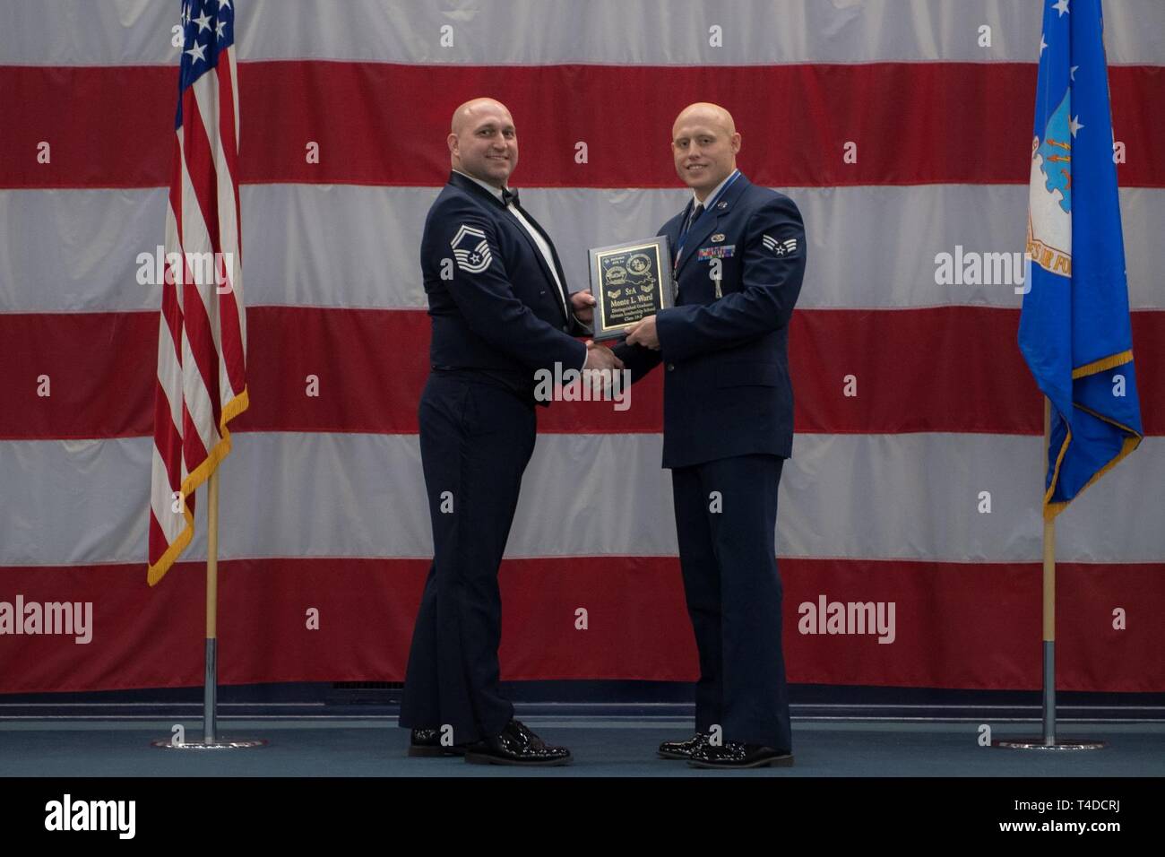 Avieri dalla classe 19-3 sono riconosciuti per il loro completamento di Airman Leadership School durante una cerimonia di laurea a Barksdale Air Force Base, La., Marzo 21, 2019. Foto Stock