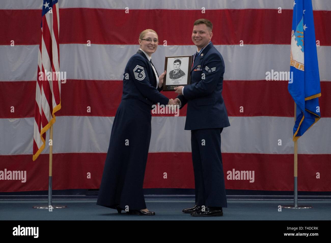 Avieri dalla classe 19-3 sono riconosciuti per il loro completamento di Airman Leadership School durante una cerimonia di laurea a Barksdale Air Force Base, La., Marzo 21, 2019. Foto Stock