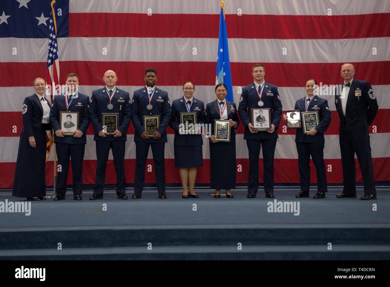 Avieri dalla classe 19-3 sono riconosciuti per il loro completamento di Airman Leadership School durante una cerimonia di laurea a Barksdale Air Force Base, La., Marzo 21, 2019. Foto Stock