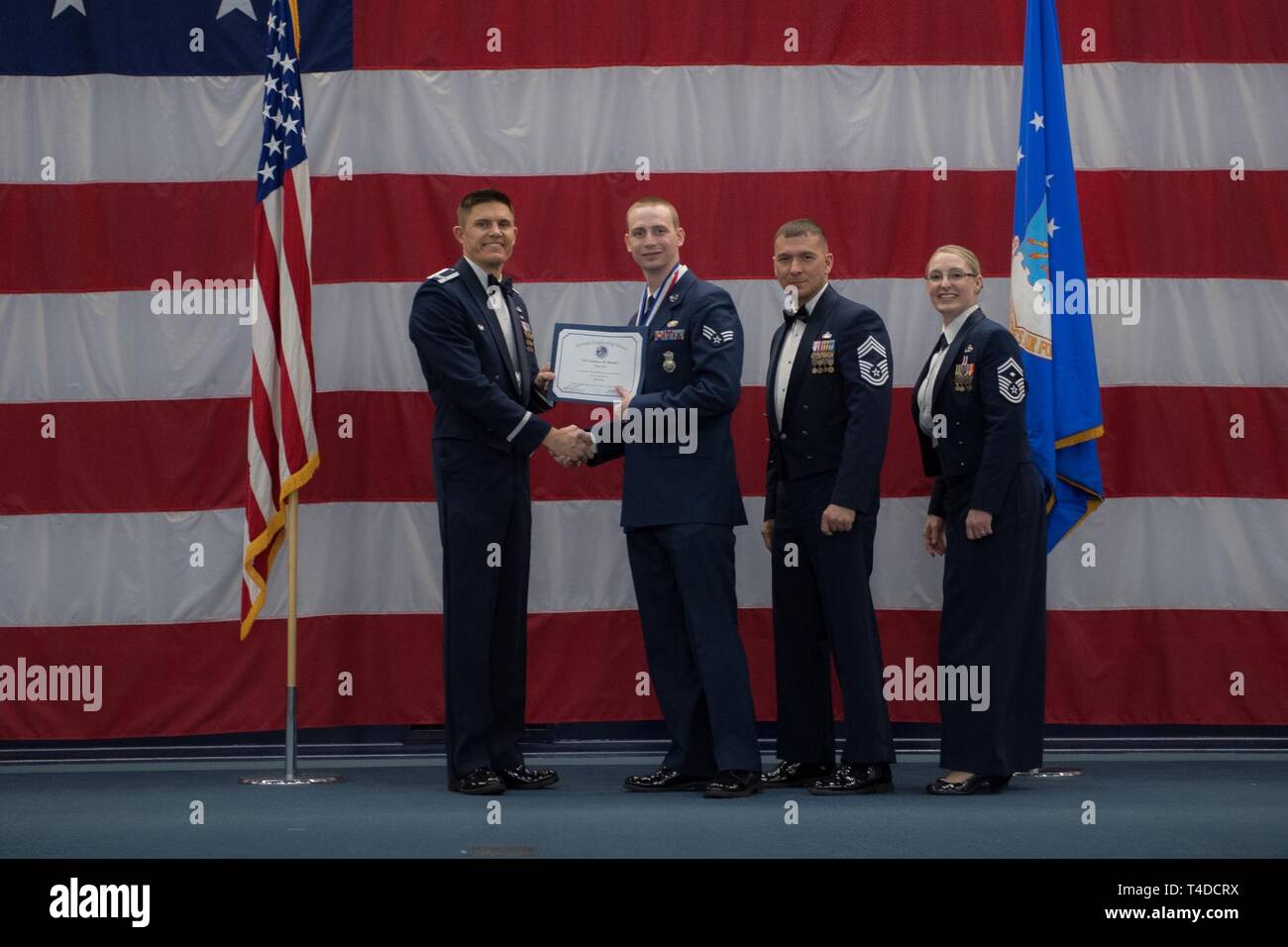 Avieri dalla classe 19-3 sono riconosciuti per il loro completamento di Airman Leadership School durante una cerimonia di laurea a Barksdale Air Force Base, La., Marzo 21, 2019. Foto Stock