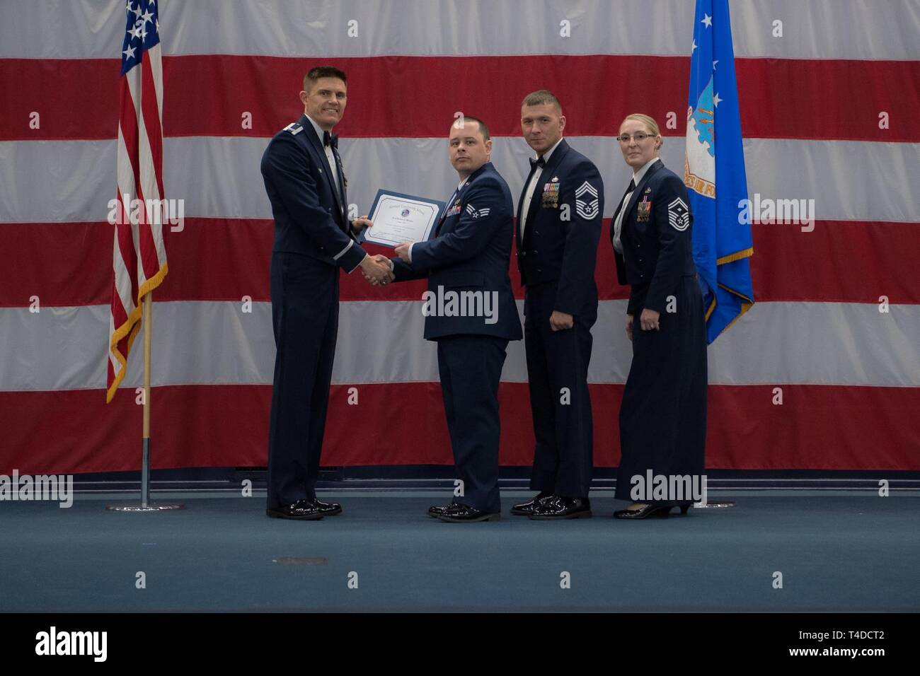 Avieri dalla classe 19-3 sono riconosciuti per il loro completamento di Airman Leadership School durante una cerimonia di laurea a Barksdale Air Force Base, La., Marzo 21, 2019. Foto Stock