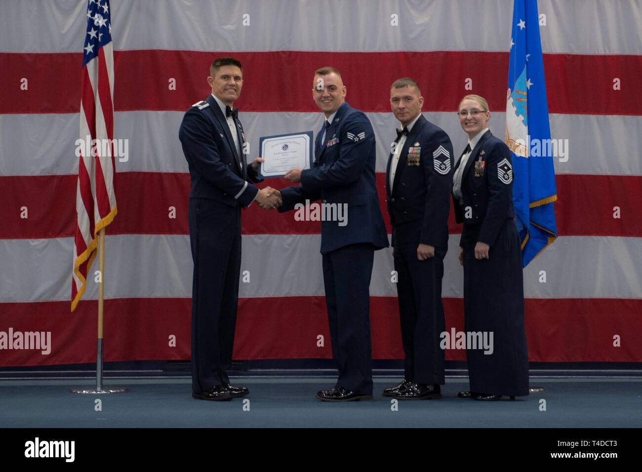 Avieri dalla classe 19-3 sono riconosciuti per il loro completamento di Airman Leadership School durante una cerimonia di laurea a Barksdale Air Force Base, La., Marzo 21, 2019. Foto Stock