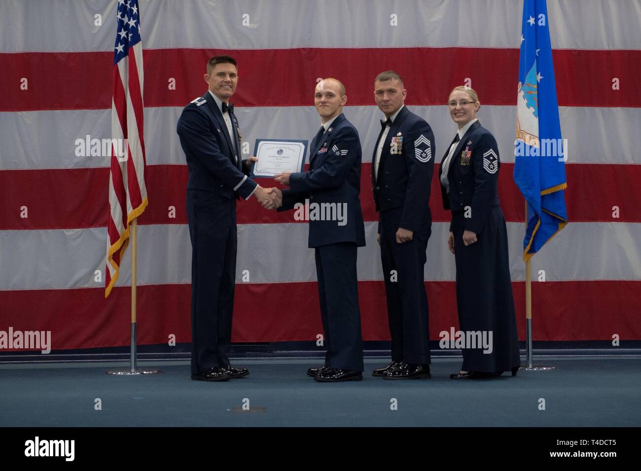 Avieri dalla classe 19-3 sono riconosciuti per il loro completamento di Airman Leadership School durante una cerimonia di laurea a Barksdale Air Force Base, La., Marzo 21, 2019. Foto Stock