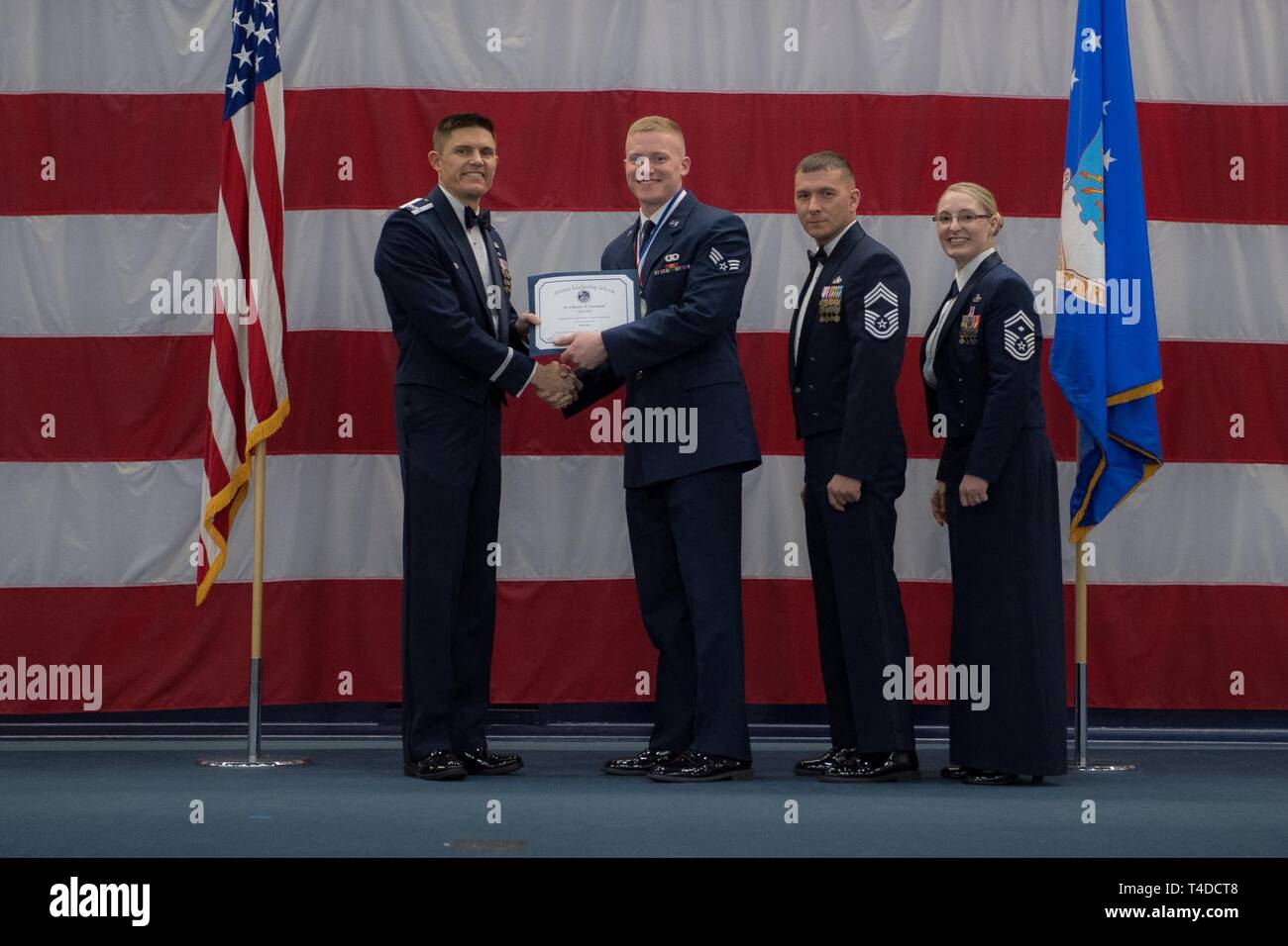 Avieri dalla classe 19-3 sono riconosciuti per il loro completamento di Airman Leadership School durante una cerimonia di laurea a Barksdale Air Force Base, La., Marzo 21, 2019. Foto Stock
