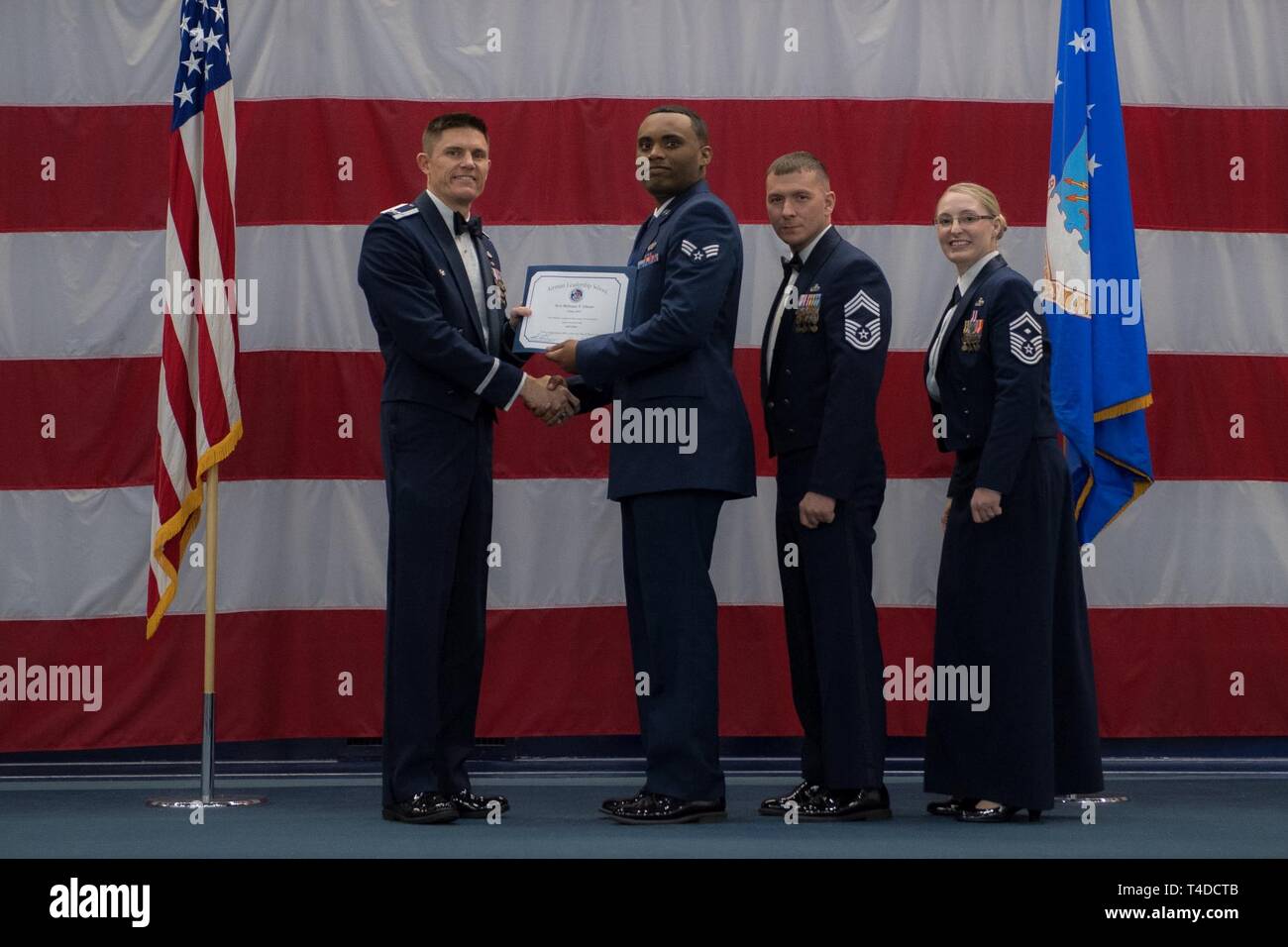 Avieri dalla classe 19-3 sono riconosciuti per il loro completamento di Airman Leadership School durante una cerimonia di laurea a Barksdale Air Force Base, La., Marzo 21, 2019. Foto Stock