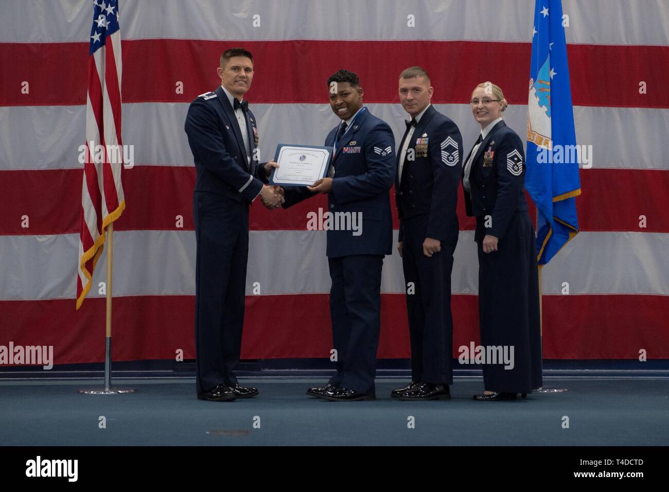 Avieri dalla classe 19-3 sono riconosciuti per il loro completamento di Airman Leadership School durante una cerimonia di laurea a Barksdale Air Force Base, La., Marzo 21, 2019. Foto Stock
