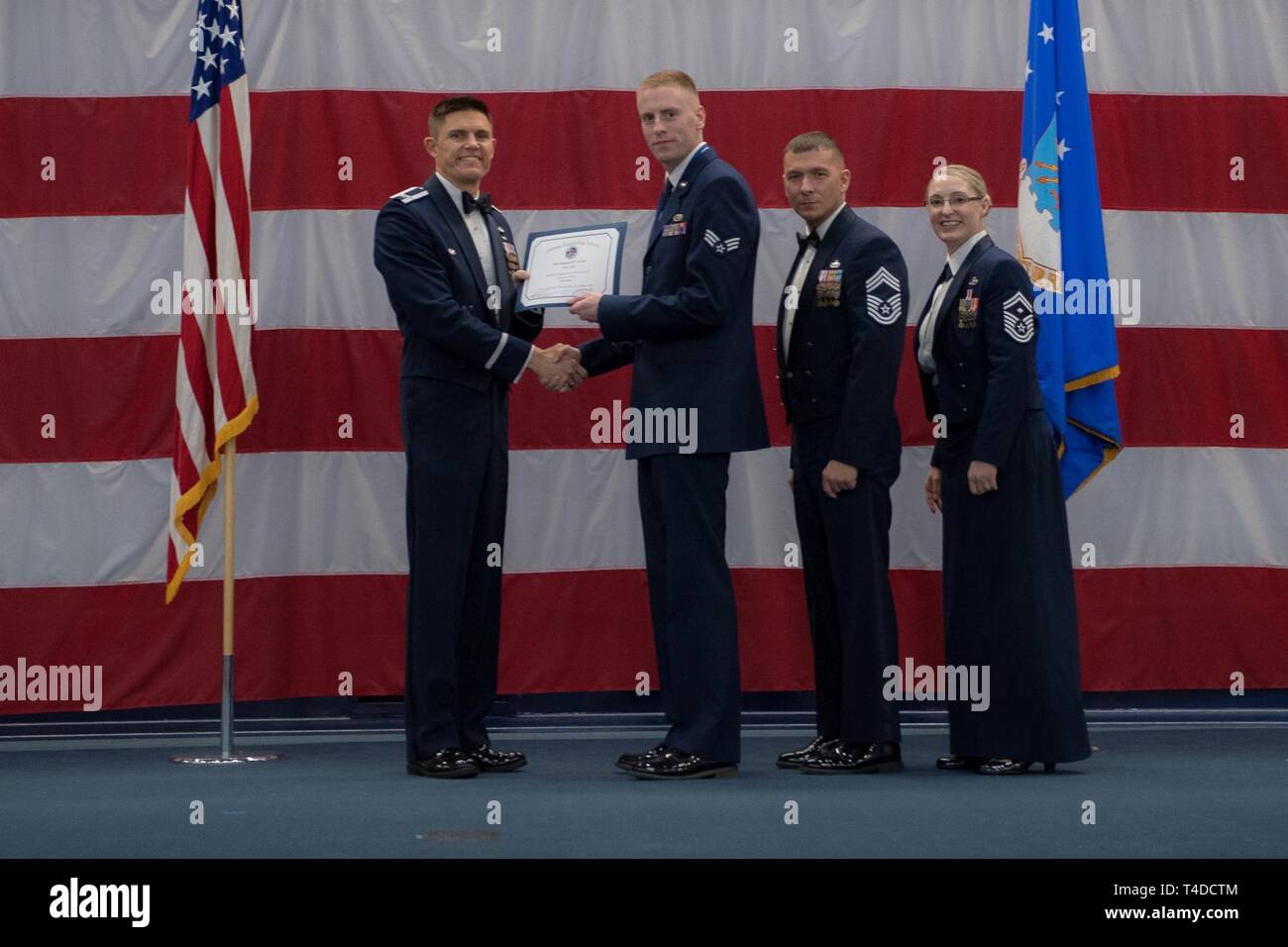 Avieri dalla classe 19-3 sono riconosciuti per il loro completamento di Airman Leadership School durante una cerimonia di laurea a Barksdale Air Force Base, La., Marzo 21, 2019. Foto Stock
