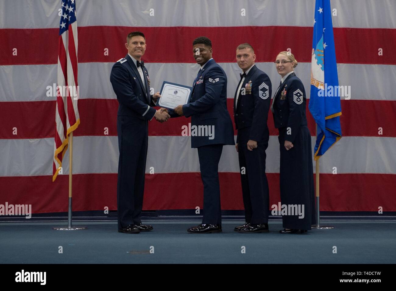 Avieri dalla classe 19-3 sono riconosciuti per il loro completamento di Airman Leadership School durante una cerimonia di laurea a Barksdale Air Force Base, La., Marzo 21, 2019. Foto Stock