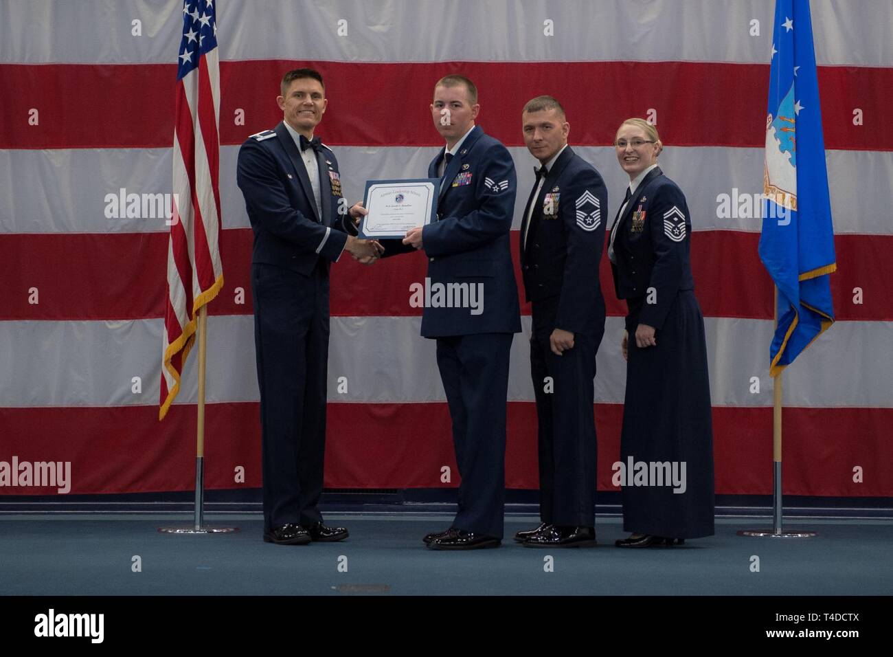 Avieri dalla classe 19-3 sono riconosciuti per il loro completamento di Airman Leadership School durante una cerimonia di laurea a Barksdale Air Force Base, La., Marzo 21, 2019. Foto Stock