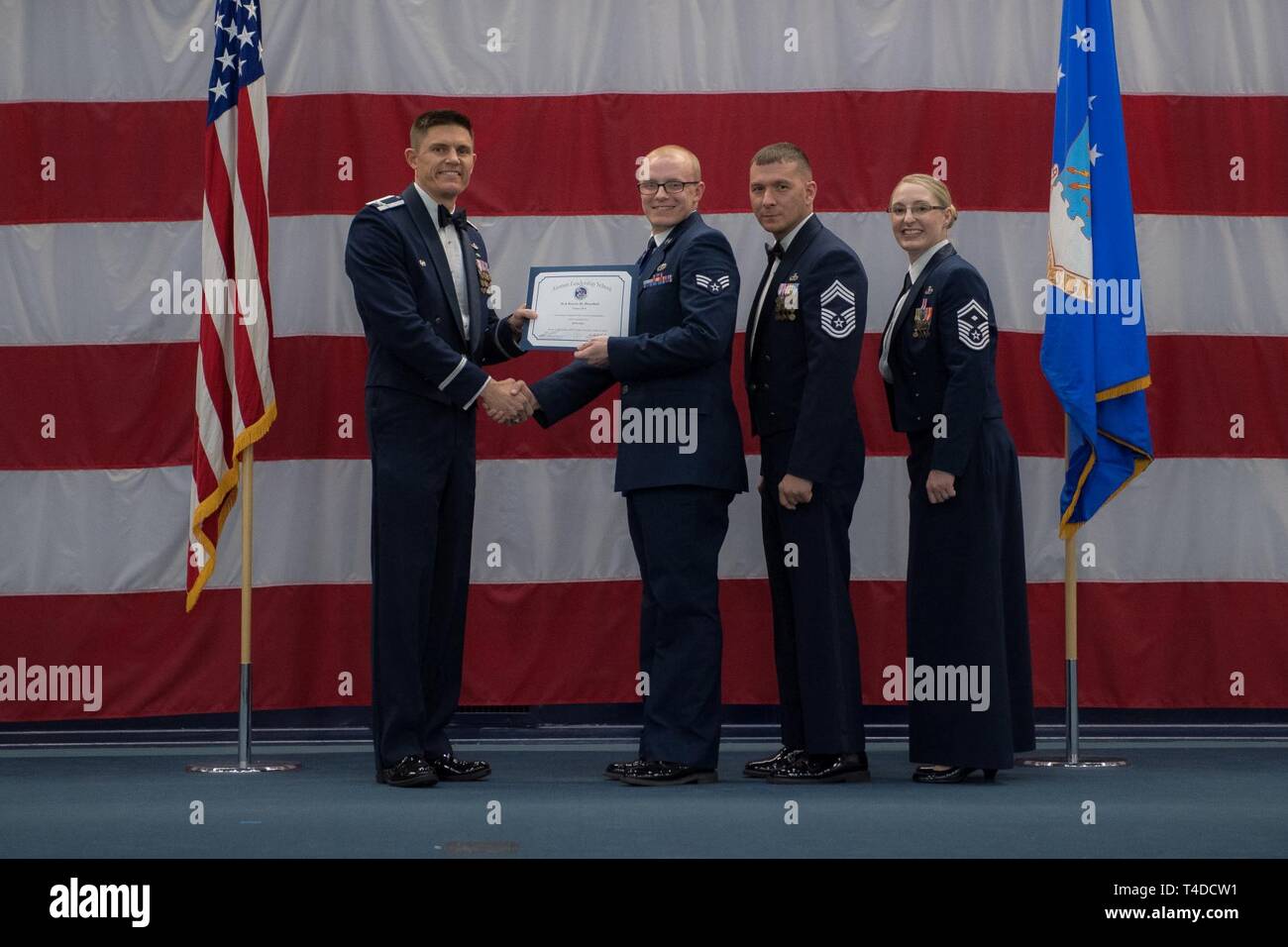 Avieri dalla classe 19-3 sono riconosciuti per il loro completamento di Airman Leadership School durante una cerimonia di laurea a Barksdale Air Force Base, La., Marzo 21, 2019. Foto Stock