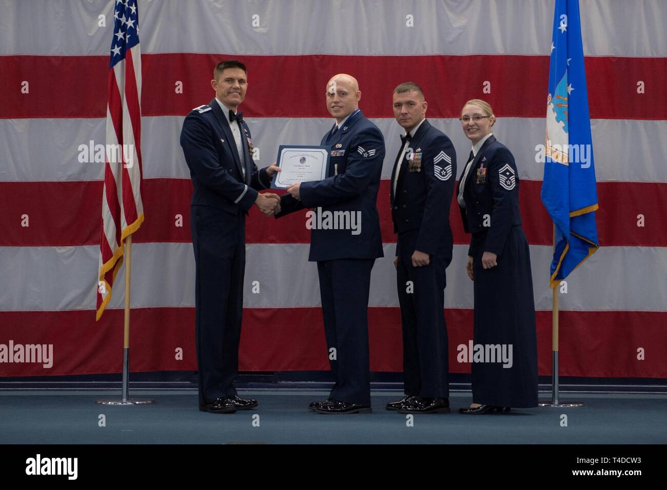 Avieri dalla classe 19-3 sono riconosciuti per il loro completamento di Airman Leadership School durante una cerimonia di laurea a Barksdale Air Force Base, La., Marzo 21, 2019. Foto Stock