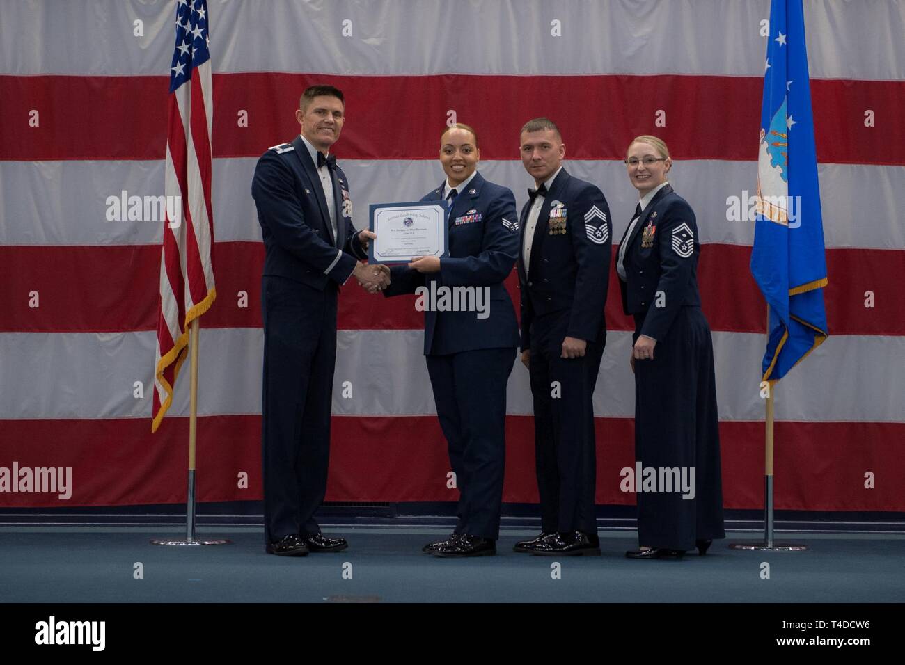 Avieri dalla classe 19-3 sono riconosciuti per il loro completamento di Airman Leadership School durante una cerimonia di laurea a Barksdale Air Force Base, La., Marzo 21, 2019. Foto Stock