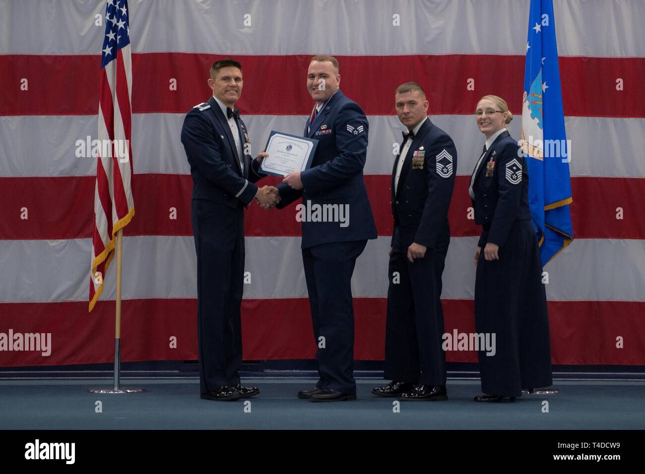 Avieri dalla classe 19-3 sono riconosciuti per il loro completamento di Airman Leadership School durante una cerimonia di laurea a Barksdale Air Force Base, La., Marzo 21, 2019. Foto Stock