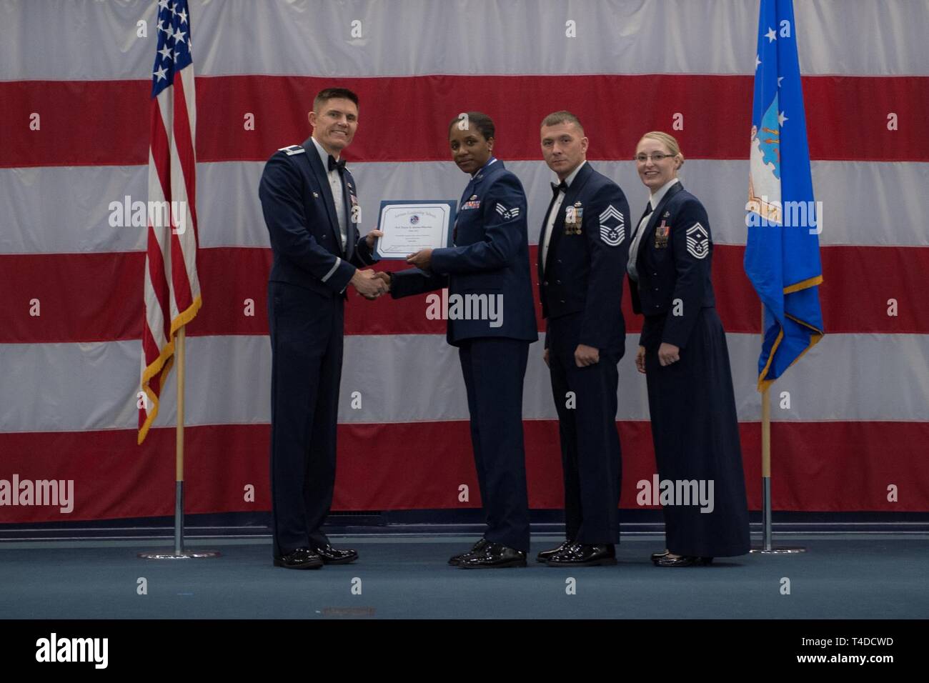 Avieri dalla classe 19-3 sono riconosciuti per il loro completamento di Airman Leadership School durante una cerimonia di laurea a Barksdale Air Force Base, La., Marzo 21, 2019. Foto Stock