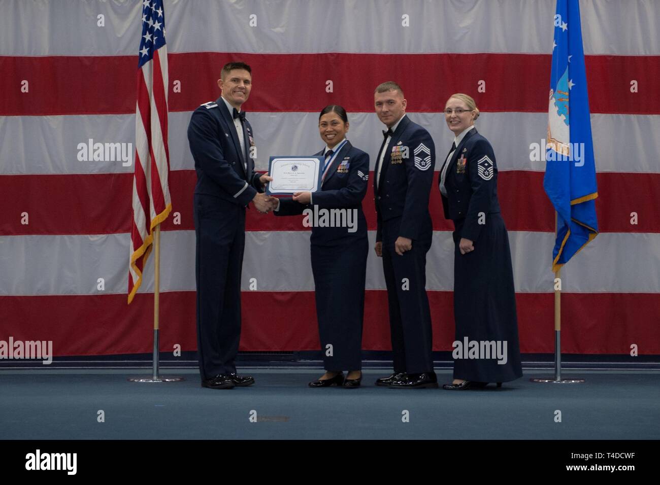 Avieri dalla classe 19-3 sono riconosciuti per il loro completamento di Airman Leadership School durante una cerimonia di laurea a Barksdale Air Force Base, La., Marzo 21, 2019. Foto Stock