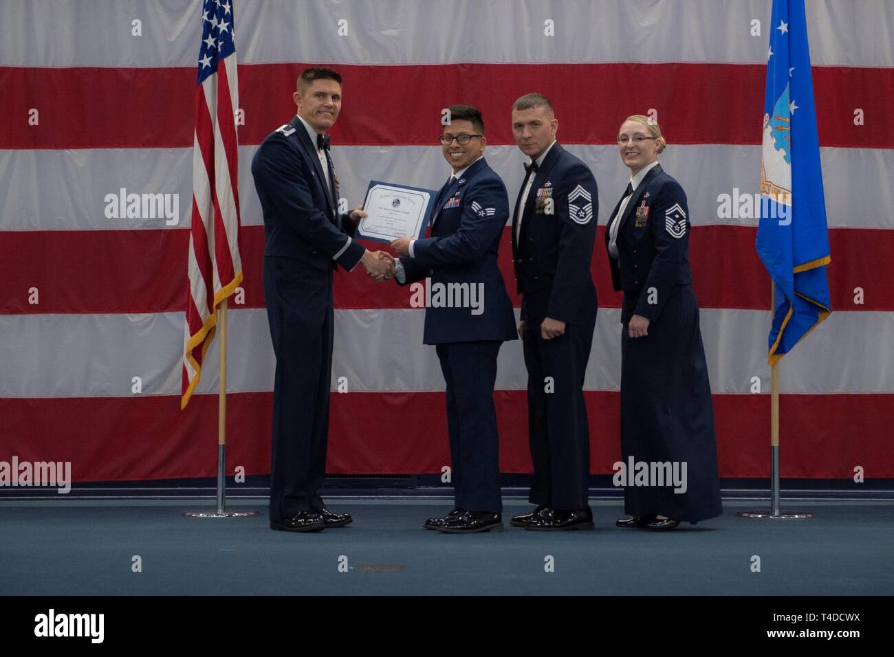 Avieri dalla classe 19-3 sono riconosciuti per il loro completamento di Airman Leadership School durante una cerimonia di laurea a Barksdale Air Force Base, La., Marzo 21, 2019. Foto Stock
