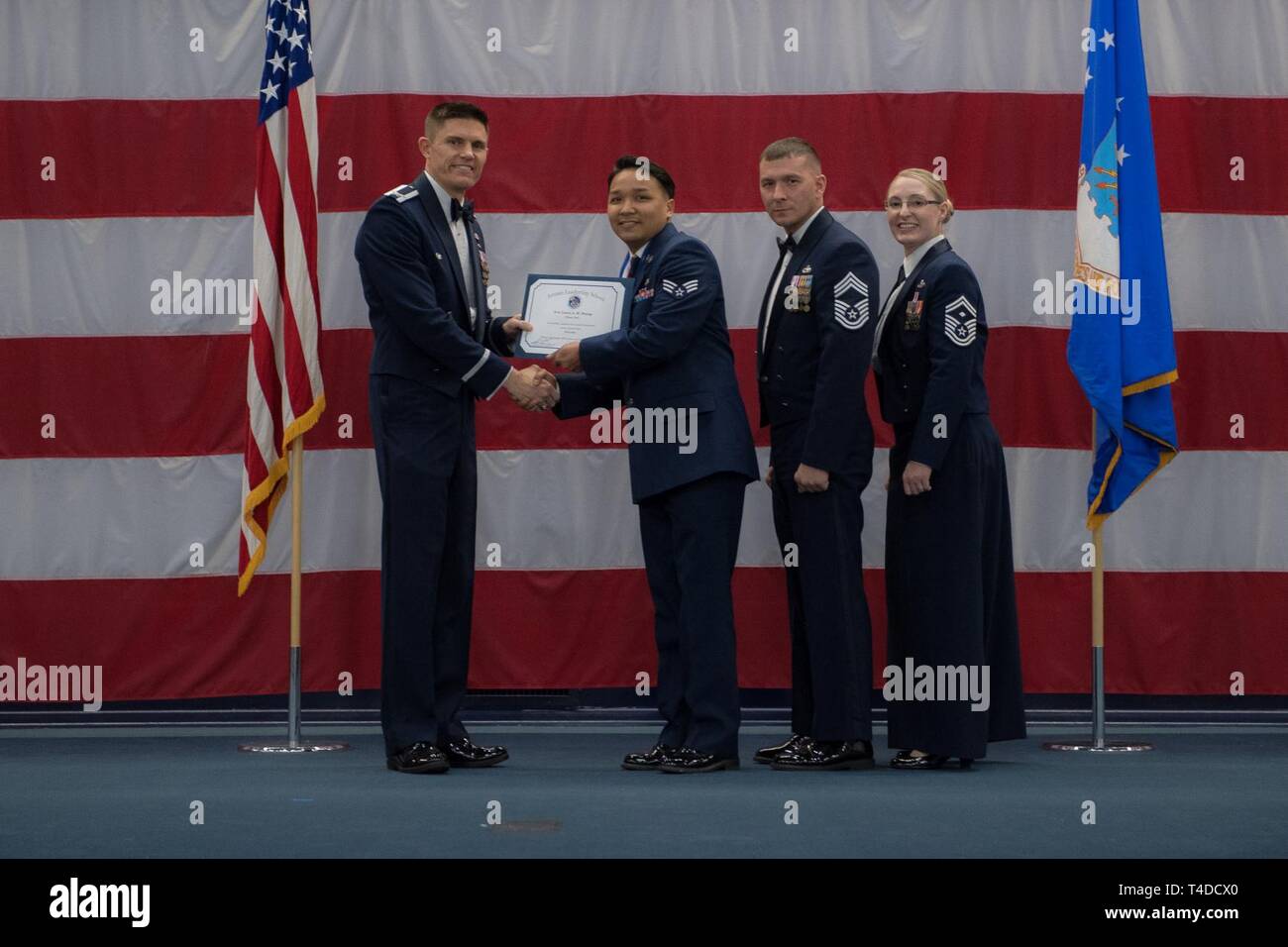 Avieri dalla classe 19-3 sono riconosciuti per il loro completamento di Airman Leadership School durante una cerimonia di laurea a Barksdale Air Force Base, La., Marzo 21, 2019. Foto Stock