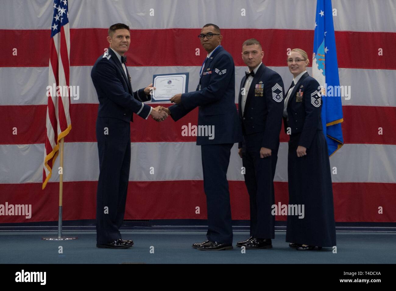 Avieri dalla classe 19-3 sono riconosciuti per il loro completamento di Airman Leadership School durante una cerimonia di laurea a Barksdale Air Force Base, La., Marzo 21, 2019. Foto Stock
