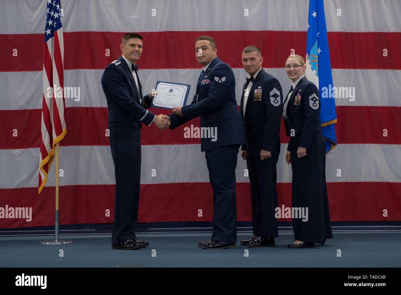 Avieri dalla classe 19-3 sono riconosciuti per il loro completamento di Airman Leadership School durante una cerimonia di laurea a Barksdale Air Force Base, La., Marzo 21, 2019. Foto Stock