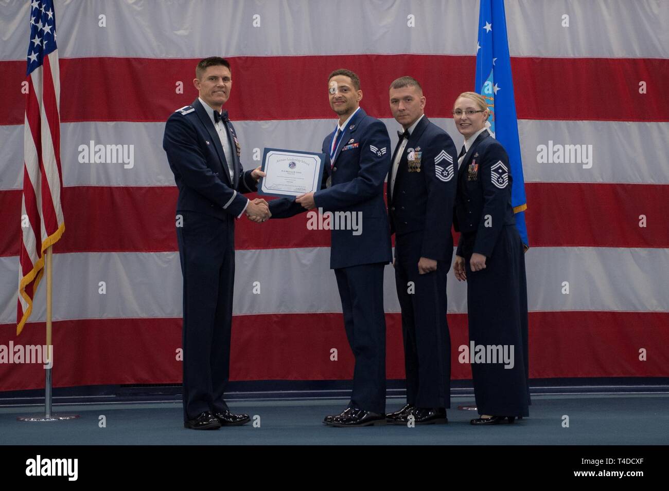 Avieri dalla classe 19-3 sono riconosciuti per il loro completamento di Airman Leadership School durante una cerimonia di laurea a Barksdale Air Force Base, La., Marzo 21, 2019. Foto Stock