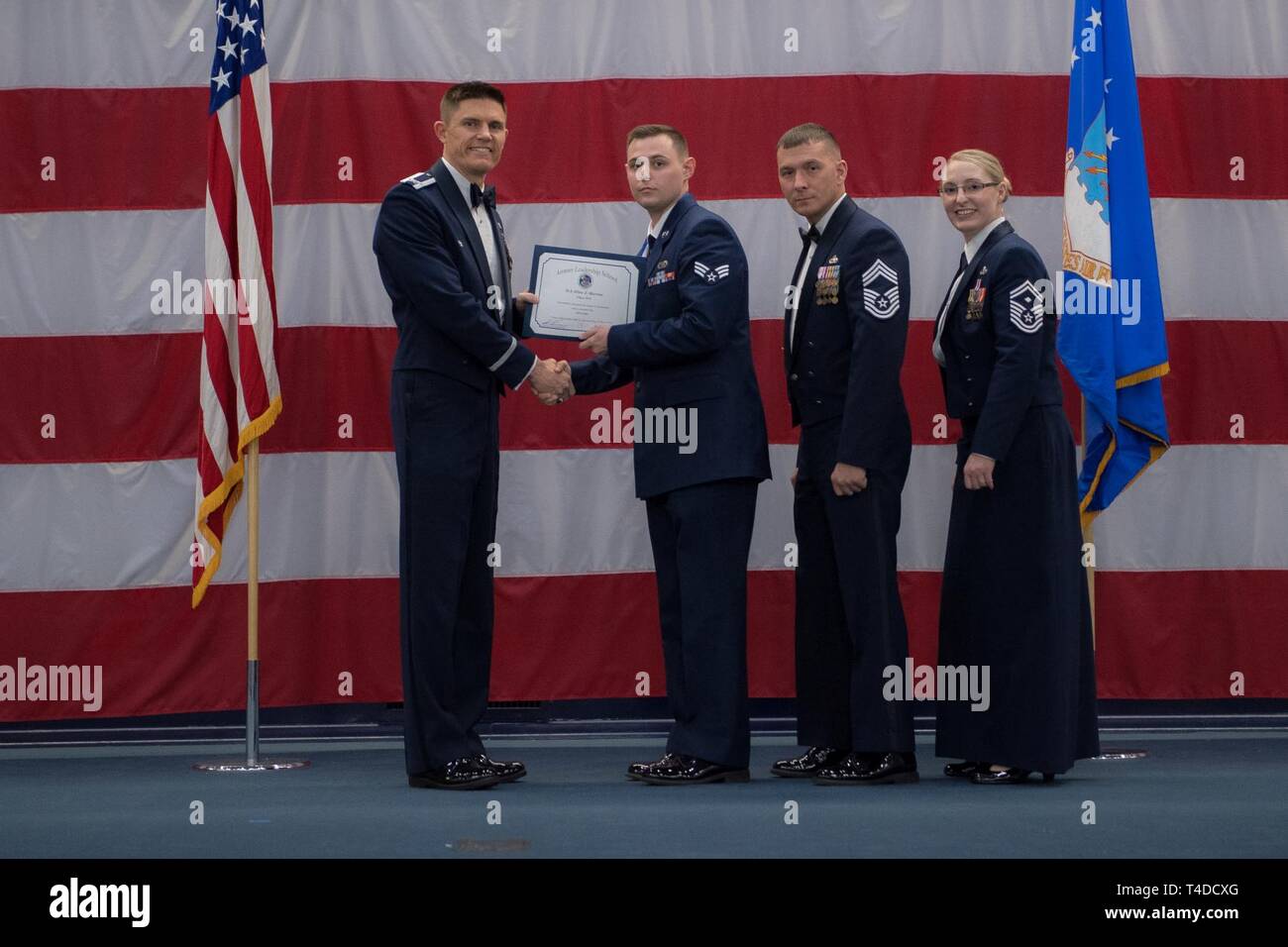 Avieri dalla classe 19-3 sono riconosciuti per il loro completamento di Airman Leadership School durante una cerimonia di laurea a Barksdale Air Force Base, La., Marzo 21, 2019. Foto Stock