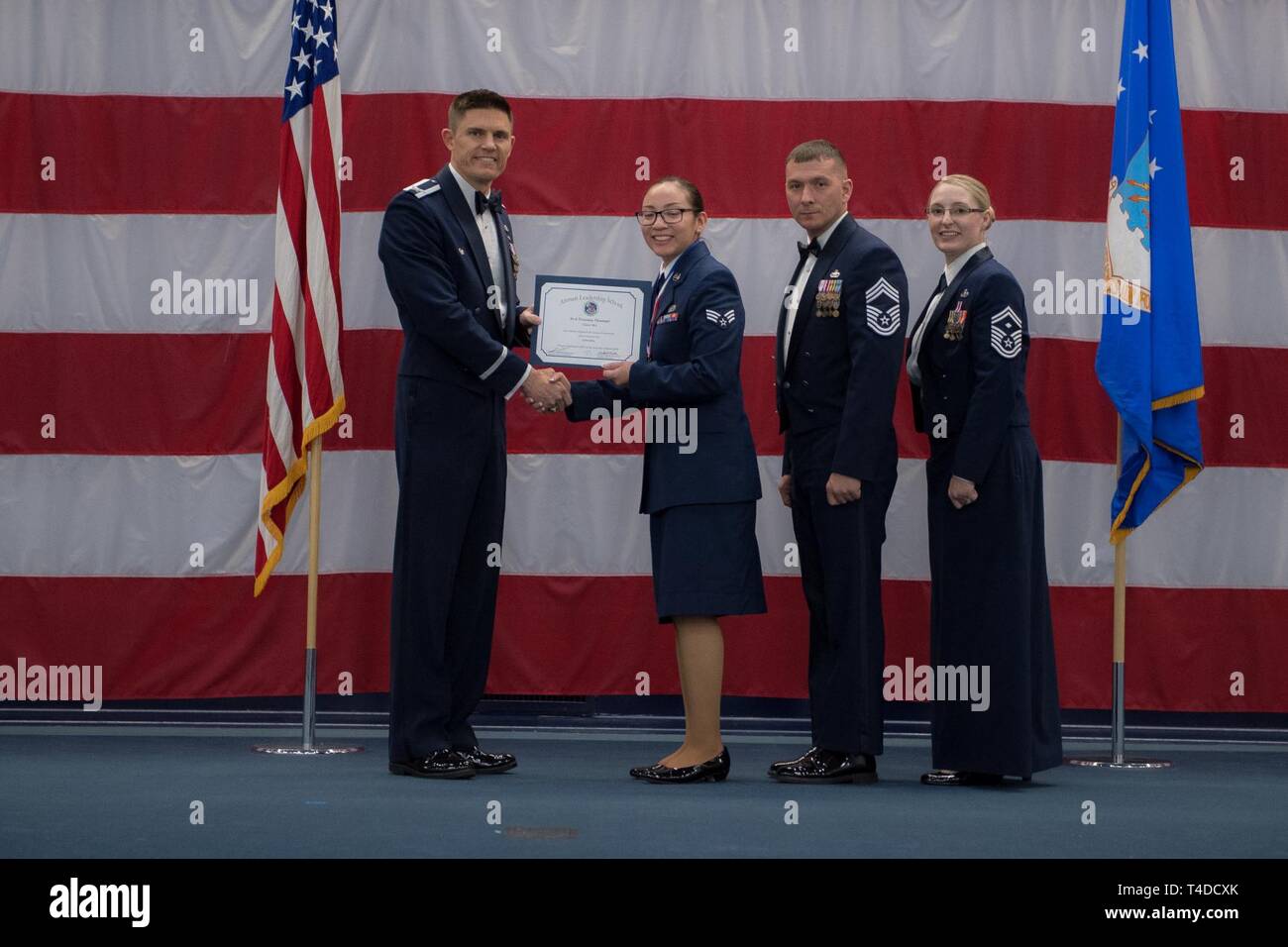 Avieri dalla classe 19-3 sono riconosciuti per il loro completamento di Airman Leadership School durante una cerimonia di laurea a Barksdale Air Force Base, La., Marzo 21, 2019. Foto Stock