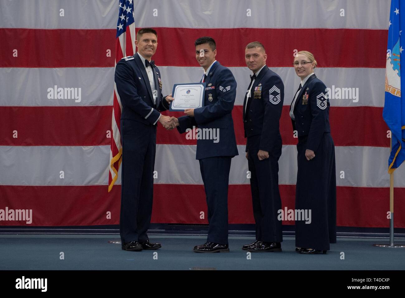 Avieri dalla classe 19-3 sono riconosciuti per il loro completamento di Airman Leadership School durante una cerimonia di laurea a Barksdale Air Force Base, La., Marzo 21, 2019. Foto Stock