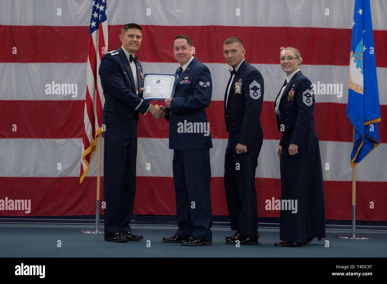 Avieri dalla classe 19-3 sono riconosciuti per il loro completamento di Airman Leadership School durante una cerimonia di laurea a Barksdale Air Force Base, La., Marzo 21, 2019. Foto Stock