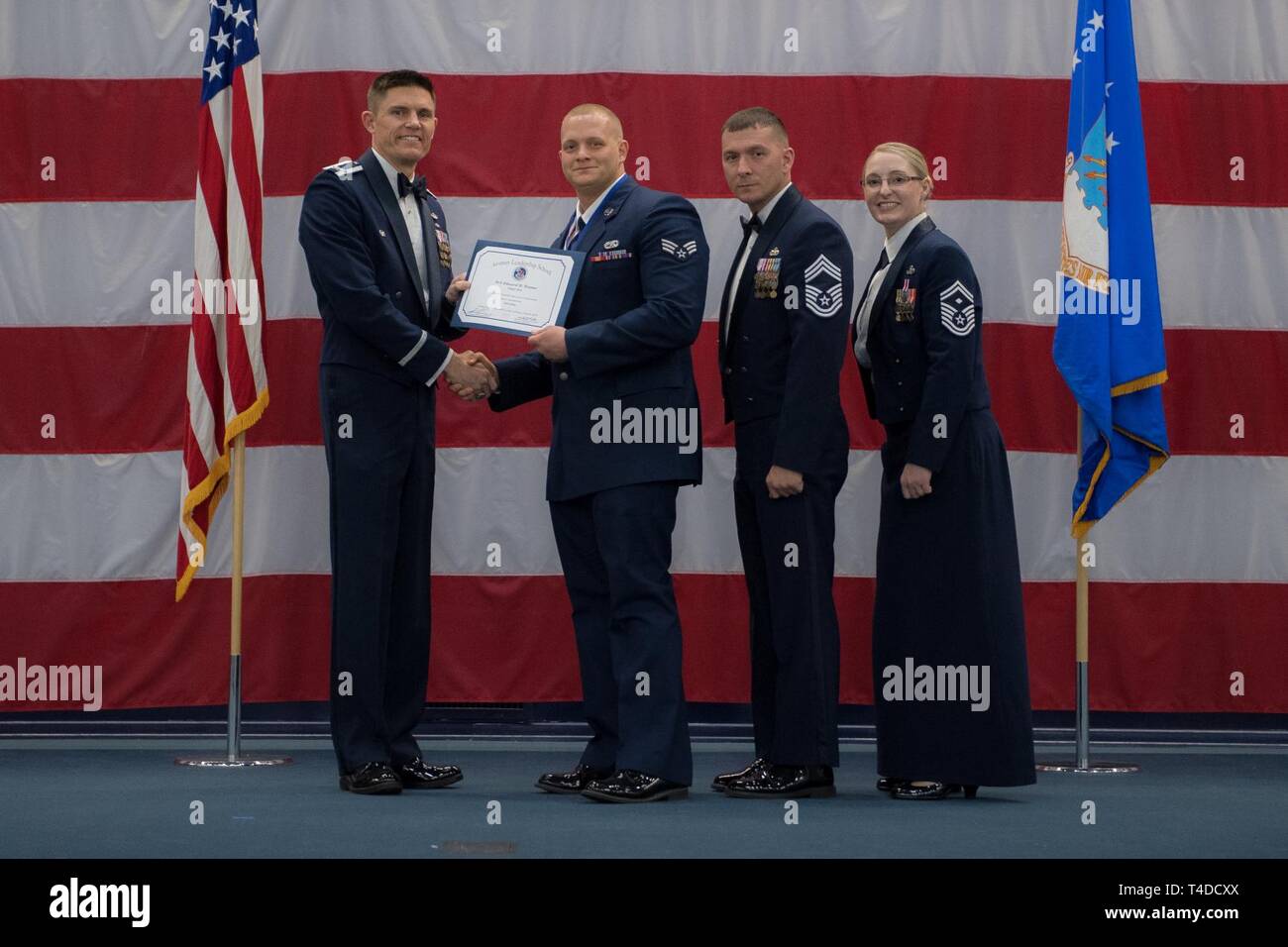 Avieri dalla classe 19-3 sono riconosciuti per il loro completamento di Airman Leadership School durante una cerimonia di laurea a Barksdale Air Force Base, La., Marzo 21, 2019. Foto Stock
