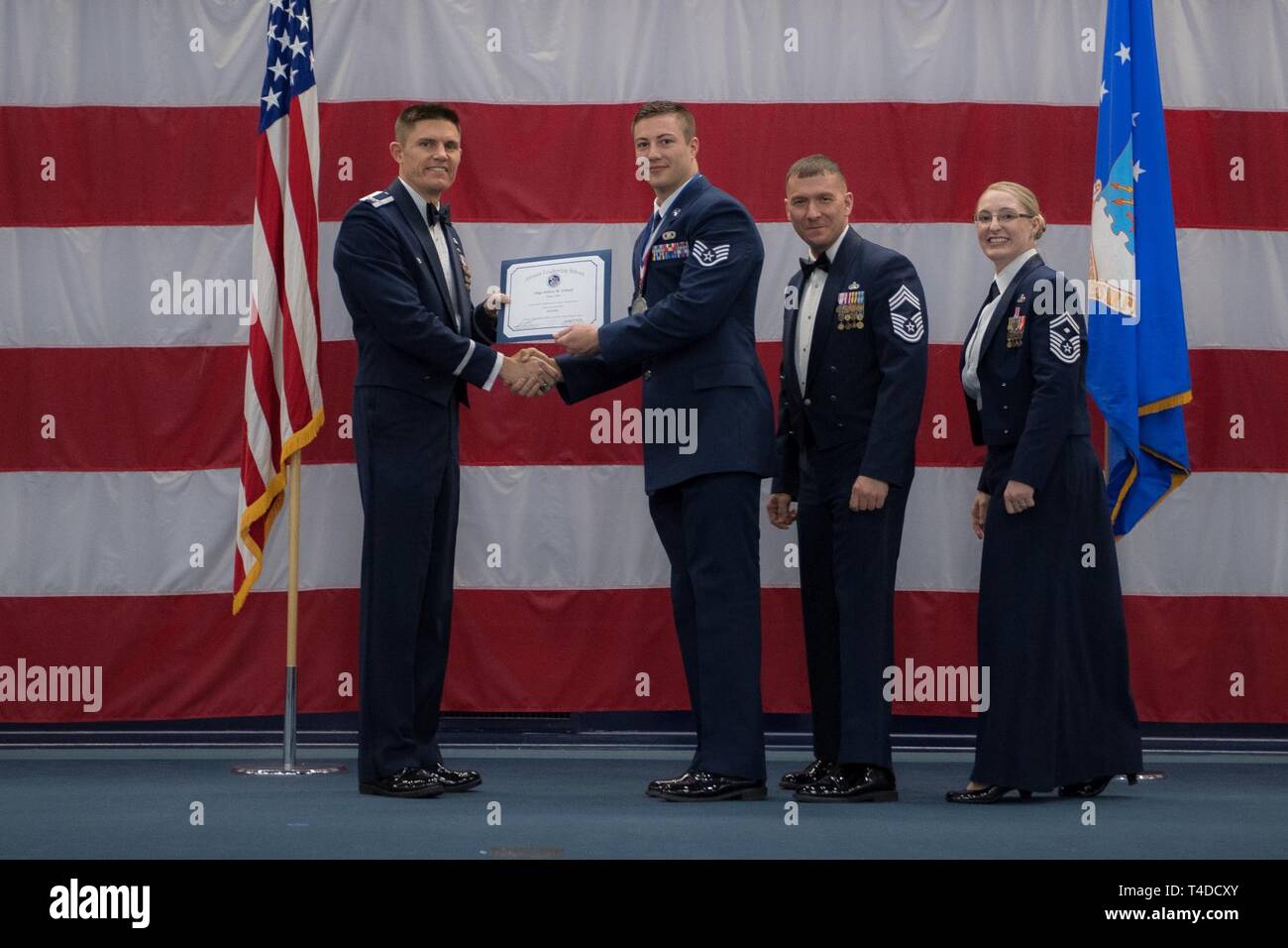 Avieri dalla classe 19-3 sono riconosciuti per il loro completamento di Airman Leadership School durante una cerimonia di laurea a Barksdale Air Force Base, La., Marzo 21, 2019. Foto Stock