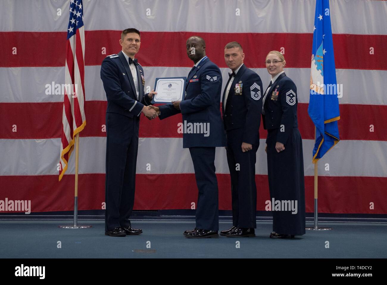Avieri dalla classe 19-3 sono riconosciuti per il loro completamento di Airman Leadership School durante una cerimonia di laurea a Barksdale Air Force Base, La., Marzo 21, 2019. Foto Stock