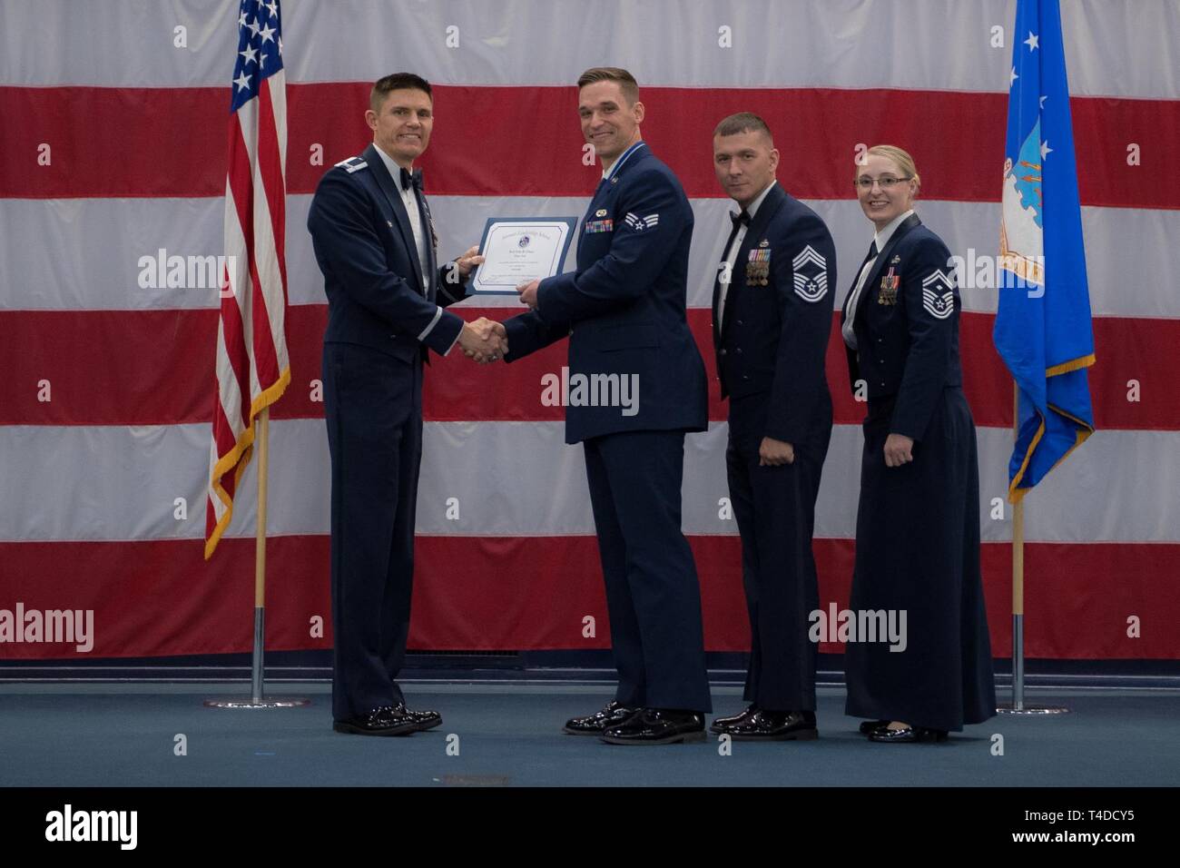 Avieri dalla classe 19-3 sono riconosciuti per il loro completamento di Airman Leadership School durante una cerimonia di laurea a Barksdale Air Force Base, La., Marzo 21, 2019. Foto Stock