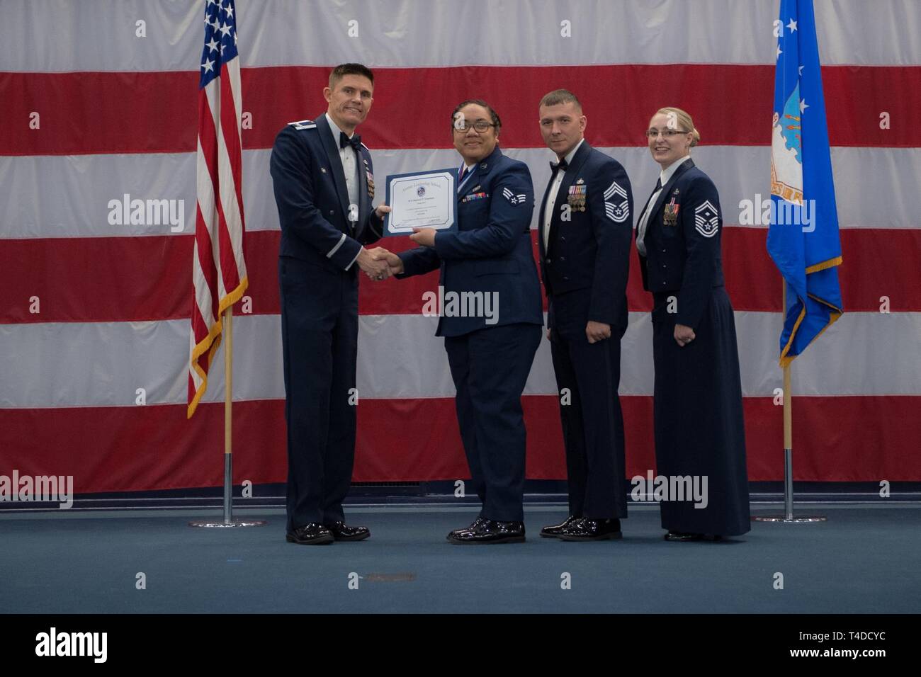 Avieri dalla classe 19-3 sono riconosciuti per il loro completamento di Airman Leadership School durante una cerimonia di laurea a Barksdale Air Force Base, La., Marzo 21, 2019. Foto Stock