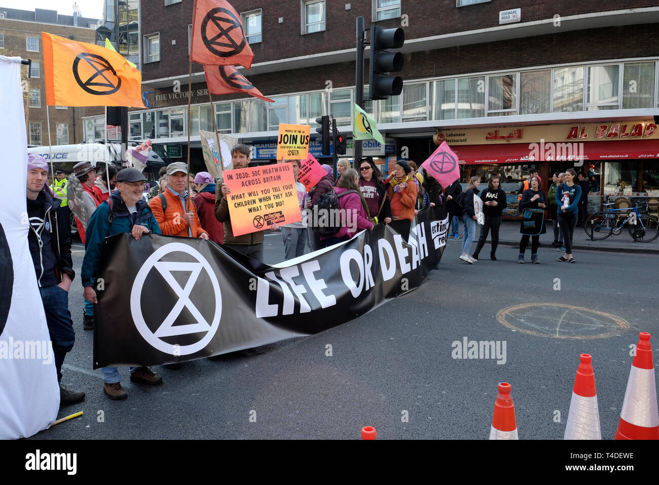 Estinzione clima di ribellione manifestanti blocco Egdware Road nel centro di Londra. Foto Stock