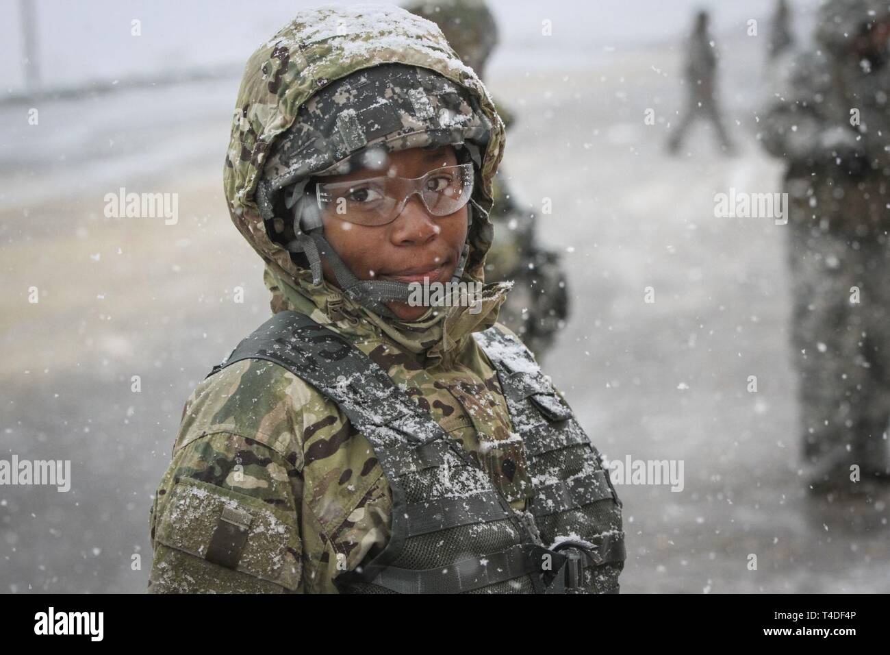 La riserva di esercito di Spc. Shakira ponti, chimici, biologici, radiologici e nucleari (CBRN) specialista e nativo di Bennettsville, South Carolina, assegnato al 413 Chemical Company, 415th brigata chimica, 76th la risposta operativa comando, attende un acquazzone di neve per il suo turno di fuoco un M9 9mm pistola semi-automatica durante un comando congiunto guerriero migliore concorrenza a Camp Williams, Utah Marzo 21. Quasi 20 soldati provenienti da tutto il paese sono venuti insieme per competere in quattro giorni di intense sfide che vanno da 12-Mile ruck marche, armi di precisione di tiro, trapano e cerimonia, atto di citazione Foto Stock