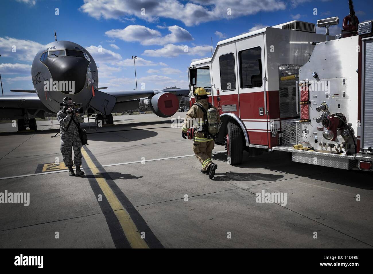 Il personale Sgt. Bryan Hoover, giornalista televisivo con la 171st Air Refuelling Wing Public Affairs Office, film una produzione video a 171st ARW, un Pennsylvania Air National Guard stazione vicino Pittsburgh, Pa., Marzo 19, 2019. Il video di produzione ha evidenziato la PA ANG 'Chi è il vostro un' campagna studiata per aiutare a reclutare nuovi membri nella PA ANG. Foto Stock