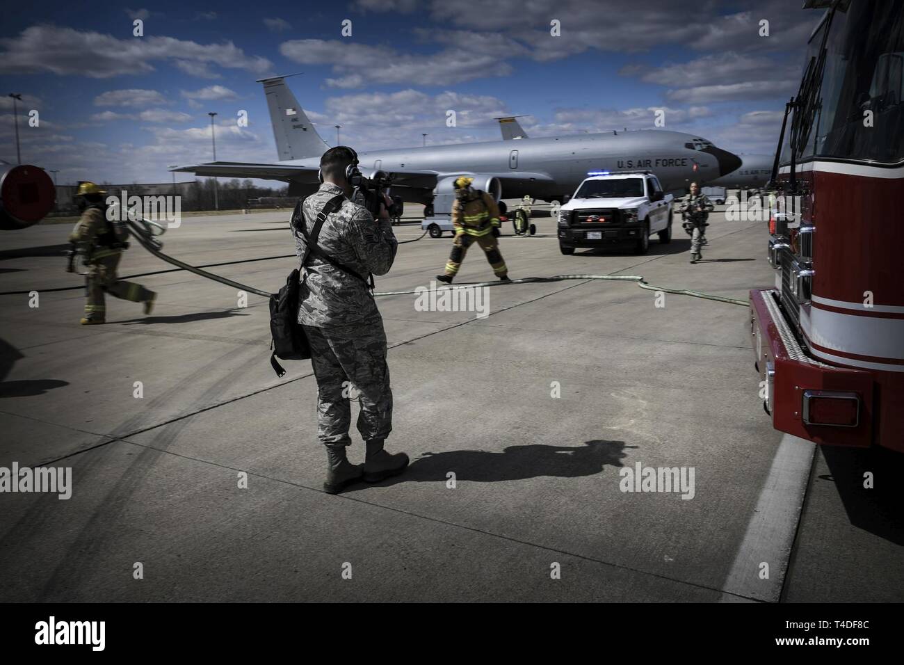 Il personale Sgt. Bryan Hoover, giornalista televisivo con la 171st Air Refuelling Wing Public Affairs Office, film una produzione video a 171st ARW, un Pennsylvania Air National Guard stazione vicino Pittsburgh, Pa., Marzo 19, 2019. Il video di produzione ha evidenziato la PA ANG 'Chi è il vostro un' campagna studiata per aiutare a reclutare nuovi membri nella PA ANG. Foto Stock