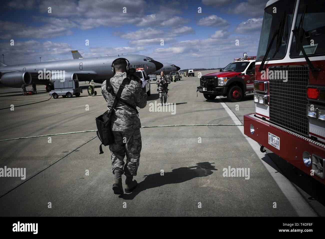 Il personale Sgt. Bryan Hoover, giornalista televisivo con la 171st Air Refuelling Wing Public Affairs Office, film una produzione video a 171st ARW, un Pennsylvania Air National Guard stazione vicino Pittsburgh, Pa., Marzo 19, 2019. Il video di produzione ha evidenziato la PA ANG 'Chi è il vostro un' campagna studiata per aiutare a reclutare nuovi membri nella PA ANG. Foto Stock
