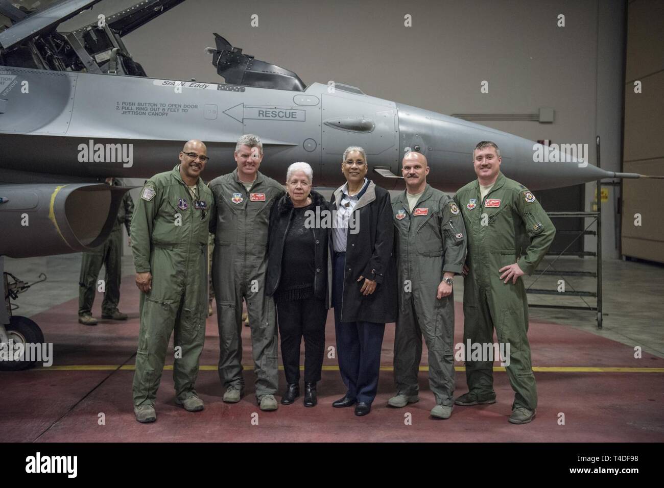 (Da l a r) Master Sgt. Curtis colline, avviso manutenzione supervisore del team con la 113ala, Base comune Andrews, Md., Col. Edward Casey, 187th Fighter Wing Vice Wing Commander, Dannelly, Campo Ala., Marla Andrews, figlia di Tuskegee Airman Capt. Lawrence E. Dickson, 100th Fighter Squadron, 332Fighter Group, Gabriel Martin, figlia di Dickson's wingman Lt. Robert L. Martin, a Tuskegee Airman con il centesimo FS, Lt. Col. Rob Stimpson, centesimo FS commander, 187th FW, e il tenente Col. Nathan Harrold, 377 Fighter Squadron commander, posano con un F-16 Fighting Falcon 21 marzo 2019, a JBA, Md. Foto Stock