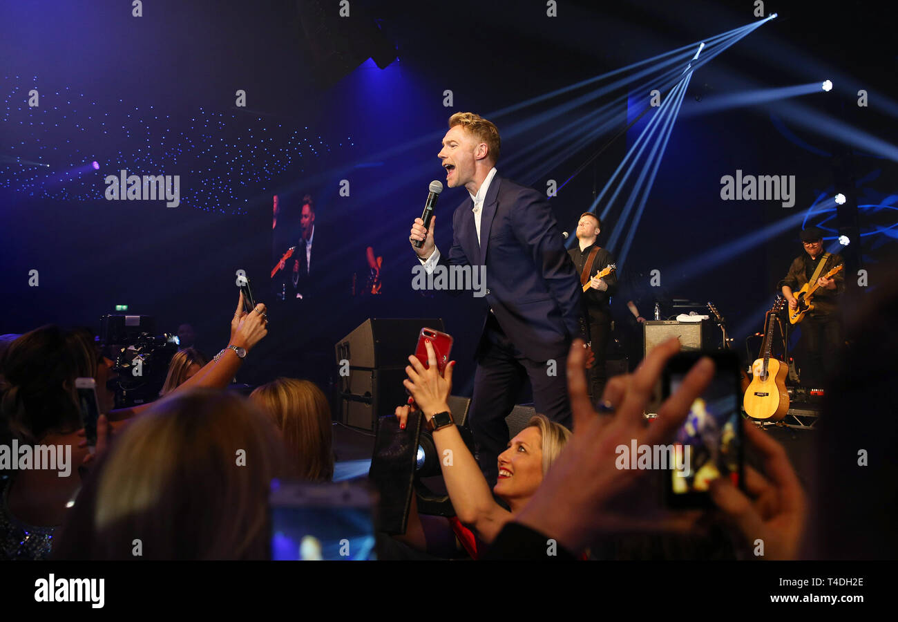 Naso rosso giorno ballo di gala per il sollievo comico con rivestimento Ronan Keating e Rick Parfitt Jnr e banda RPJ tenutasi a Battersea Evolution con: Ronan Keating dove: Londra, Regno Unito quando: 15 Mar 2019 Credit: Joe Pepler/PinPep/WENN.com Foto Stock